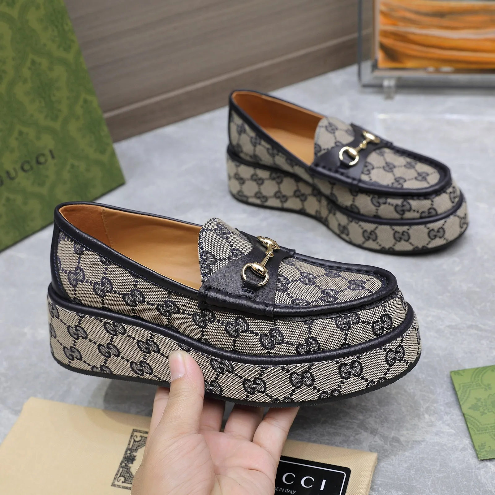 👟👟Ex-factory price 680👟👟 ⚡️The highest version 🔥🔥🔥💯💯💯 ⚡️2024 counter latest model ⚠️original replica ⚡️ Gucci’s latest popular wedge platform shoes - available simultaneously at counters Authentic European style, perfect on the feet💃💃When worn with this shoe, it is elegant and crystal clear. Regardless of the materials of the accessories, they are all customized 1:1. You must go to get the original version. The entire series is full of exciting and beautiful elements. ❶ Upper: cowhide/double G embroidered texture ❷ Inner lining: sheepskin ❸ Feet: sheepskin ❹Outsole: Imported from Italy ❺ Water platform height: 3.5CM in front and 5.5CM in back ❻Packaging: Original full set of packaging ❼Number of codes: 35-42 (40.41.42 customization is not returnable)